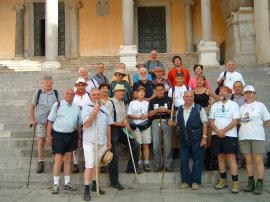Una parte dei partecipanti,
fotografati davanti al Duomo
di Terracina 
(18016 bytes)